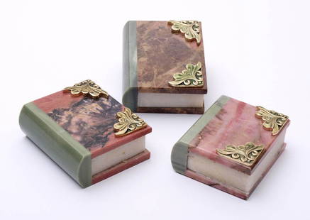 Drei Halbedelsteinobjekte: In Form von Büchern, mit Metallbeschlägen. Je 5x4cm.
