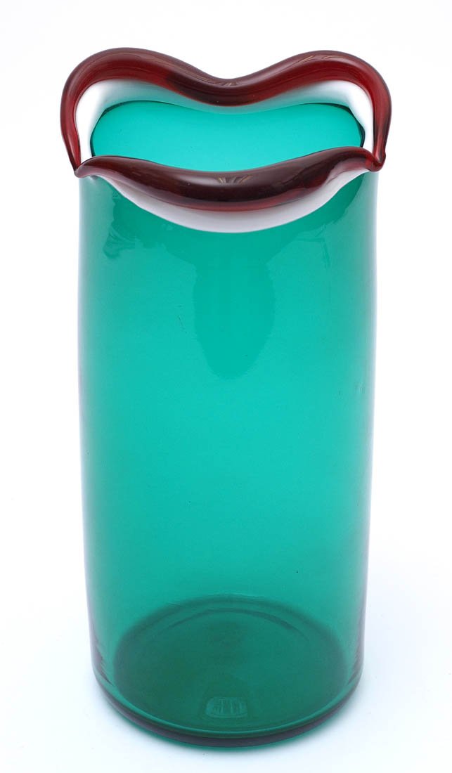Stangenvase, Venini: Grünes Glas. bewegter Rand mit aufgelegtem rotem und weißem Glasfaden. Diamantsignatur mit Datierung (19)97. H.25cm.