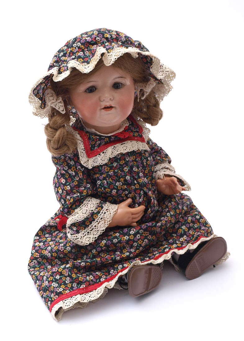 Puppe, Armand Marseille: Halsmarke 990 und A3M. Kurbelkopf mit Schlafaugen und offenem Mund mit zwei Zähnen, Zopfperücke (geklebt). Wohl sekundärer Gliederkörper von Bruno Schmidt, gemarkt 42/45. H.43. Ein