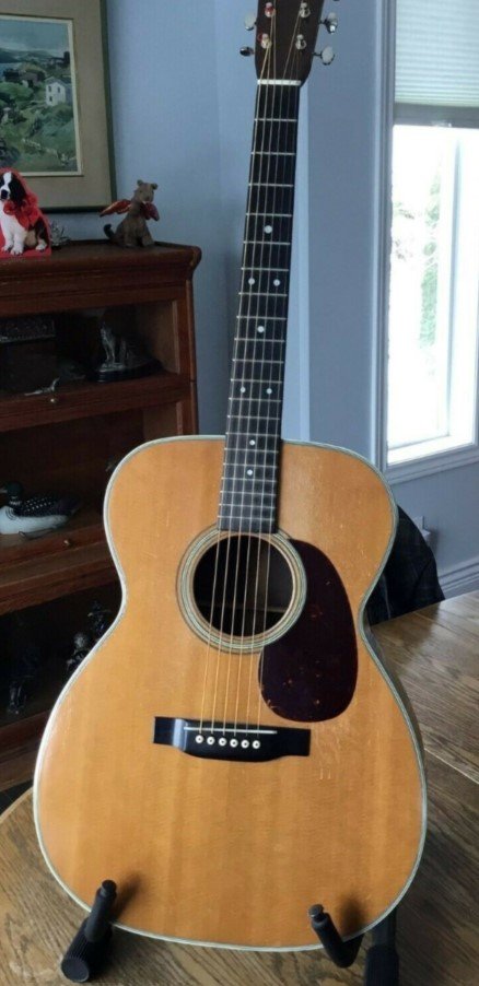 A 1949 MARTIN 000-28 ACOUSTIC GUITAR SERIAL: 112437 (1 of 8)