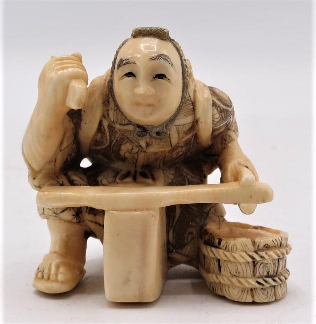 Japanese Netsuke Nice Carving H: 2" (1 of 3)