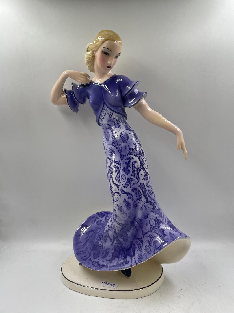 Goldscheider Porcelain Figure "Claire Weiss"11.7": Small Professional repair. Shipping in USA $ 60. In 1885, Friedrich Goldscheider came from the Bohemian city of Pilsen to Vienna and founded the Goldscheider Porcelain Manufactory and Majolica Factory