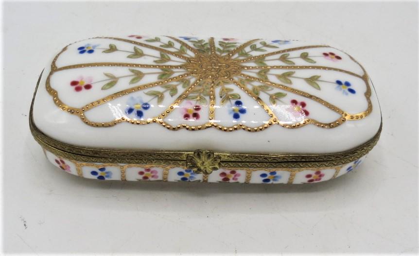 Limoges Porcelain Large Pill Box W: 4": Shipping in USA $ 15.