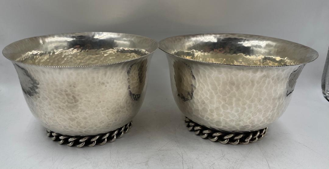 Jean Despres Pair of Silver Bowls H: 3.2" x D: 5.2": Shipping in USA $ 35 + Insurance Jean Despres was a French jewelry maker and designer best known for his intricate Art Deco jewelry made from semi-precious stones, machine parts, and enamel. Despres' 