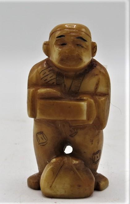 Japanese Netsuke Nice Carving H: 2" (1 of 3)