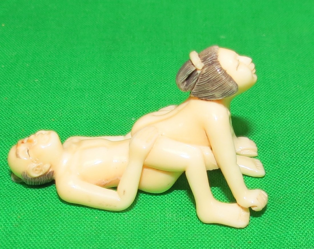 Erotic Ivory Netsuke: Est. Shipping = $ 12 to USA
