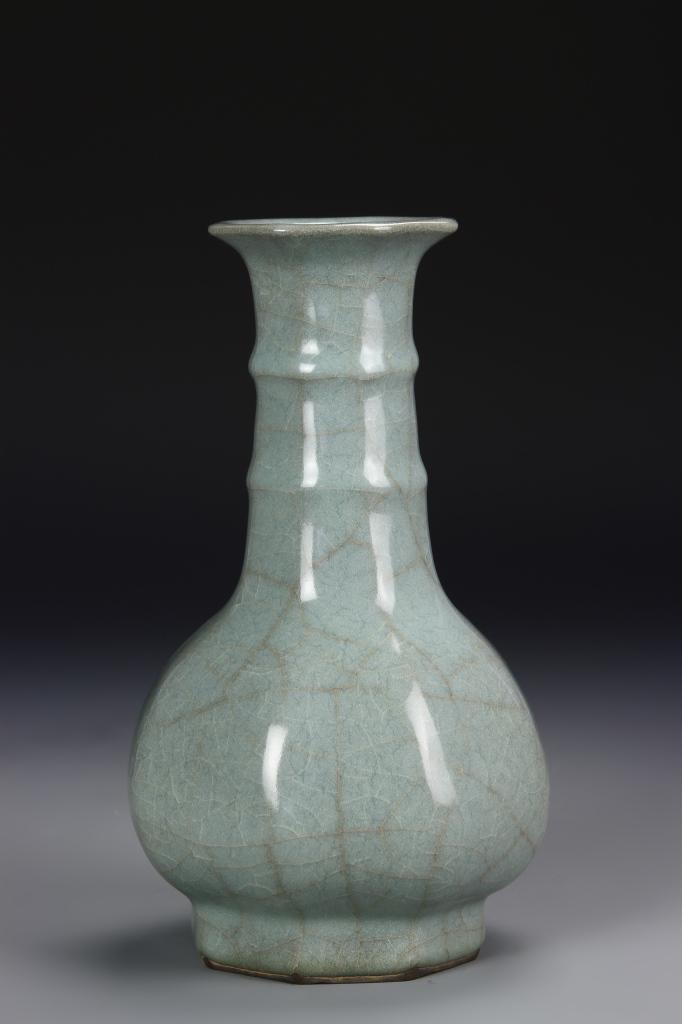 K'uan-Type "Ice Crackle" Bottle Vase (1 of 6)