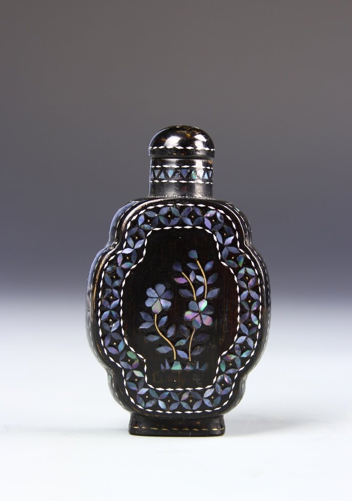 Chinese Lacquered Snuff Bottle (1 of 4)