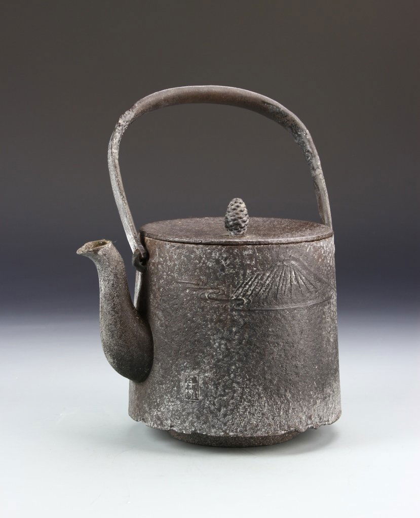 Japanese Iron Cast Teapot (1 of 5)