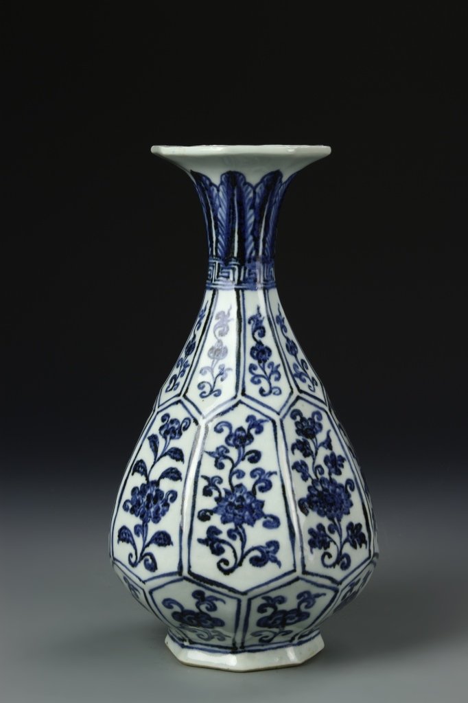 Chinese Antique Blue and White Yuhuchunping Vase: China, Yuan Dynasty blue and white disconnected Yuhu spring bottle, trumpet shaped exposure, the beanpole neck, round belly, Quanzu aside objects as prismatic shape, although fetal bone is slightly th