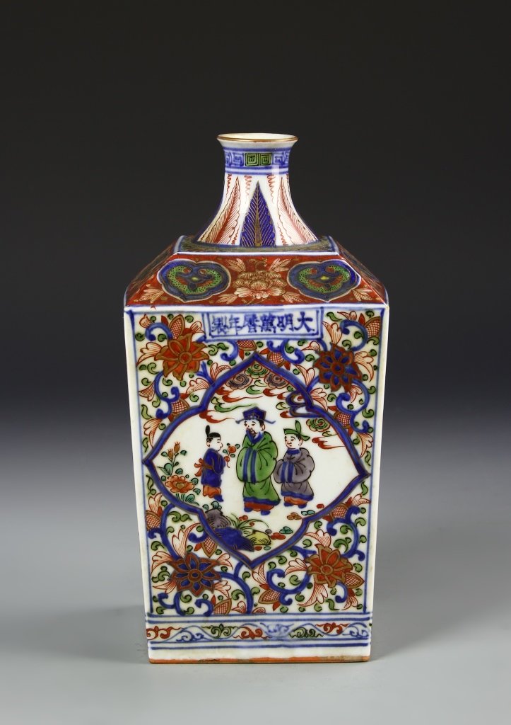 Chinese Gilt Wucai Vase (1 of 7)