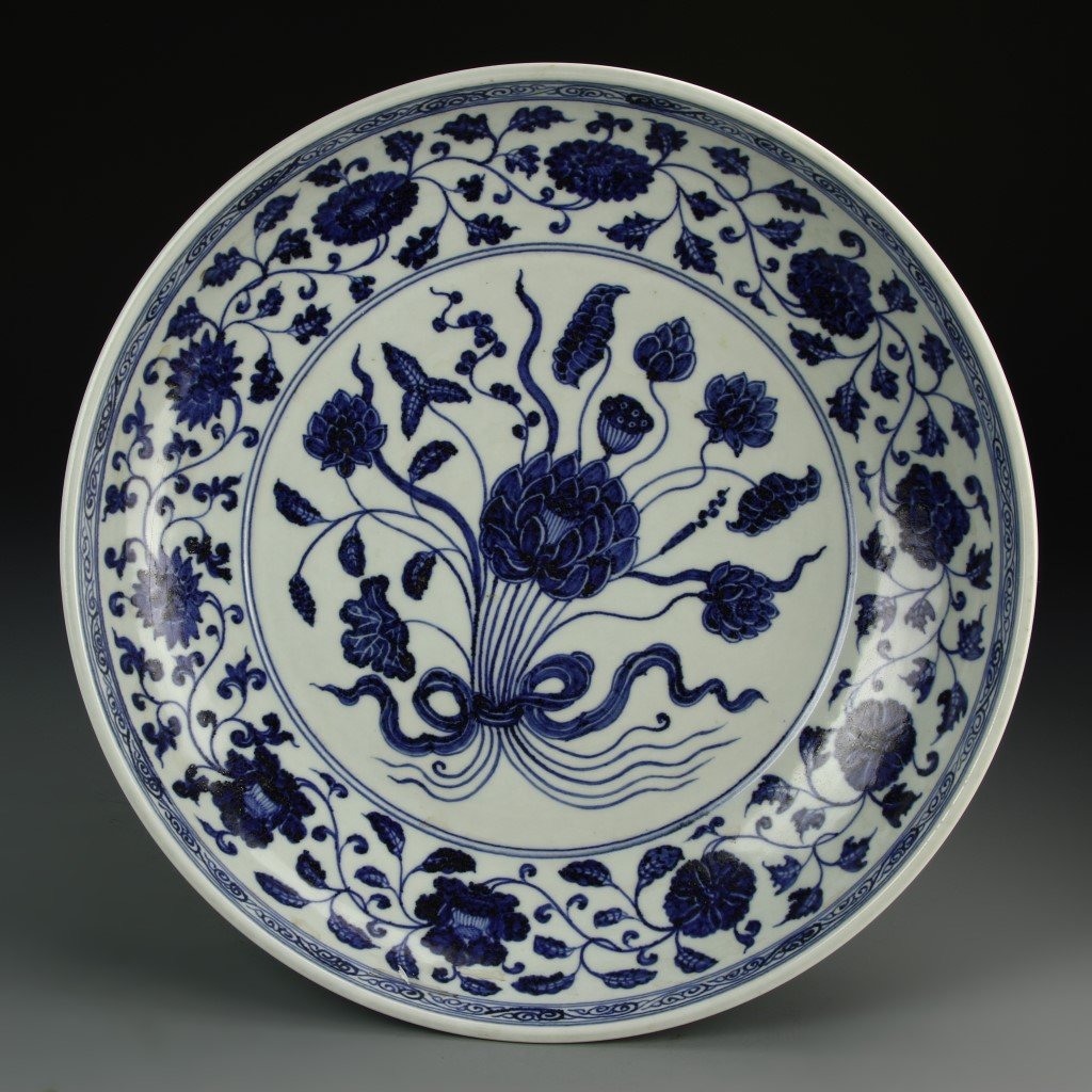 Chinese Blue And White Charger: Chinese, antique, Ming Dynasty, blue and white lotus flower disc, open mouth, round lip, arc abdominal adduction, quanzu. The abdomen is the symbol of Gao Jie's lotus, chrysanthemum and peony flowers
