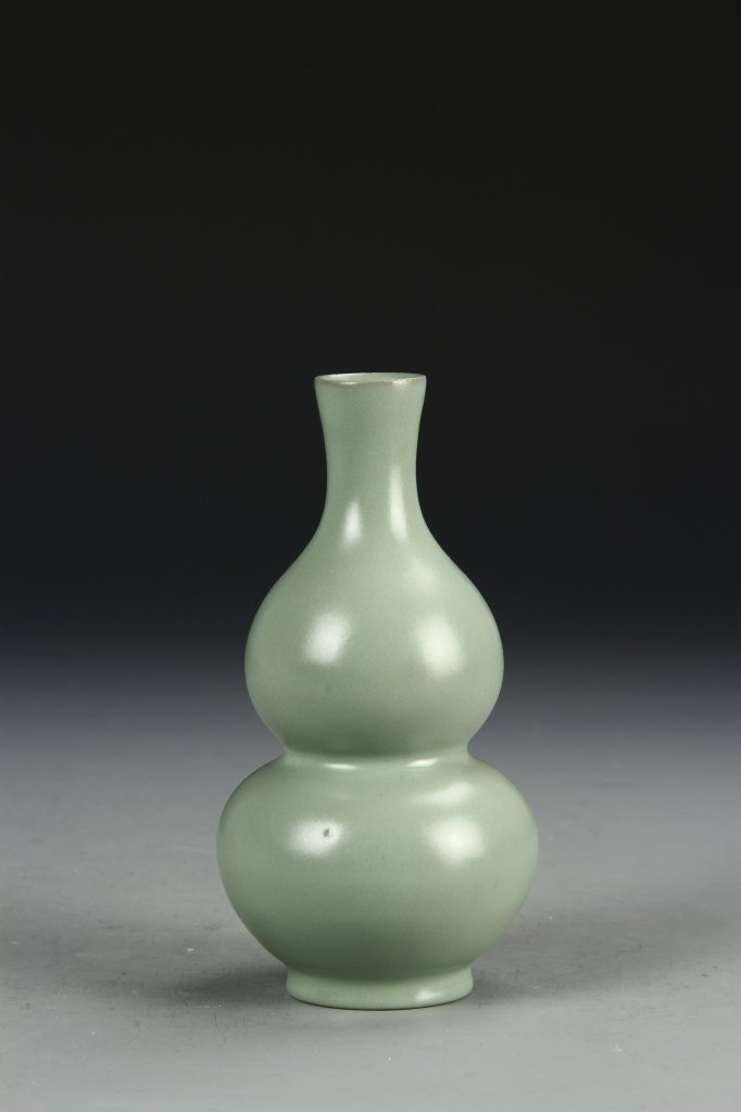 Chinese Lungquan Yao Gourd Vase (1 of 5)