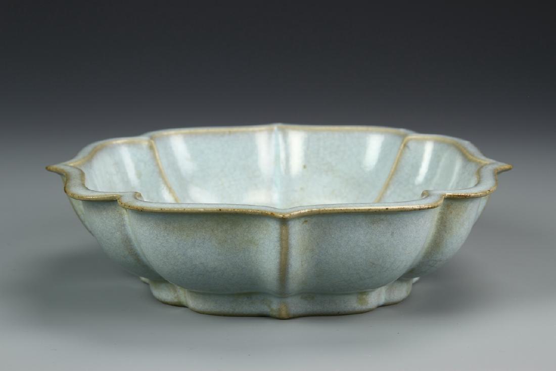 Outstanding K'uan-Type Foliate Bowl (1 of 8)