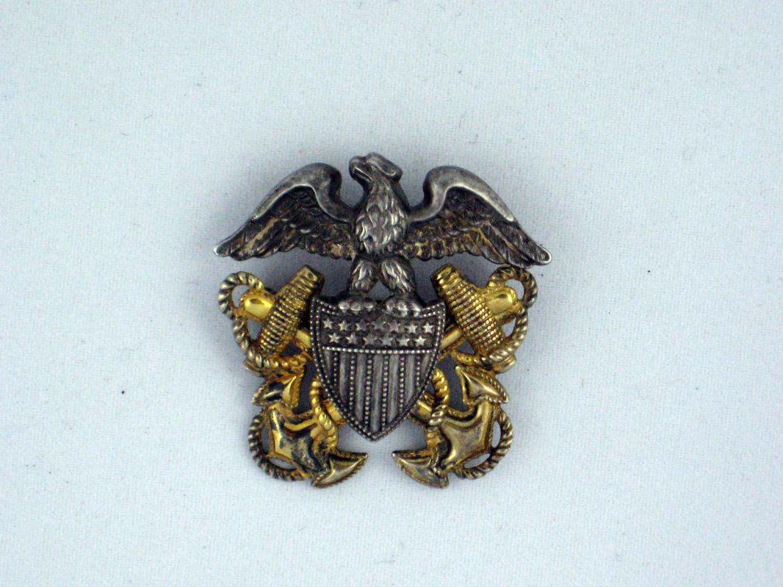 US Navy Cap Hat Pin Badge in Sterling Silver: You are bidding on a vintage US NAVY Vanguard N.Y. Sterling + 1/20 -10 G.F. 1-1/4" tall and 1-3/16" wide. This item is marked on the reverse side. Thank you for viewing this lot.