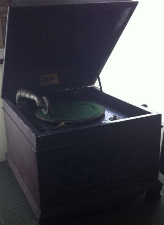 Table model Mandel Phonograph "4634": Table model Mandel Phonograph "4634"