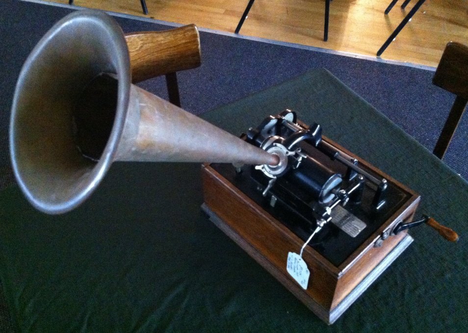 Edison Model Phonograph, Table Top, '20787': Edison Model Phonograph, Table Top, 'S20787', with horn and 5 cylinder records. The case is complete as well, with top.