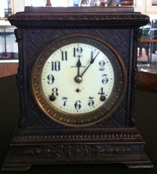 Seth Thomas clock: Seth Thomas clock. Clean. Great condition. Metal body. 8" width, 10" height, 5" depth.