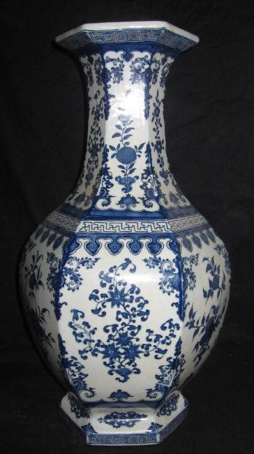 Chinese Qianlong big blue & white vase (1 of 10)
