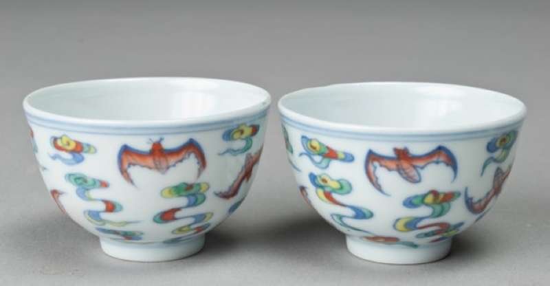 A Pare of Yongzhen Mark Docai Porcelain Wine Cups: Chinese yongzhen Docai Porcelain wine cup A pair of them. Each footed cup decorated with flying bats amid ruyi. Yong zhen nien zhi character mark in underglaze blue within two squares on underside. 1.