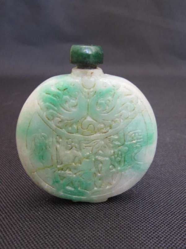 Green and White Jade Snuff Bottle - 2