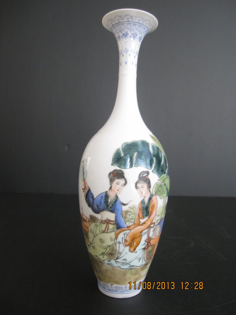 Chinese Egg Shell Vase with Qieng Long Mark: Chinese Egg Shell Vase with Qieng Long Mark