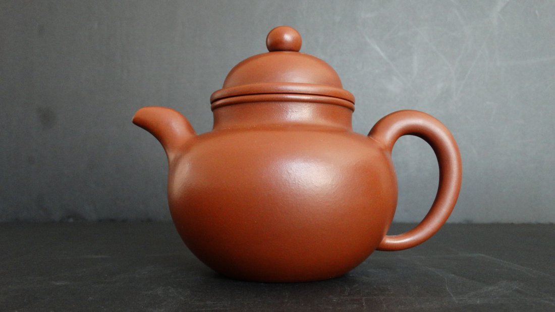 Chinese Yixing Zisha Ewer 宜兴紫Ė: Chinese Yixing Zisha Ewer 宜兴紫沙周桂珍参展壶 L:7"