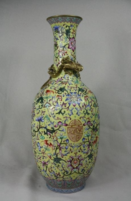 Chinese Qianlong famille rose dragons flask乾 (1 of 4)