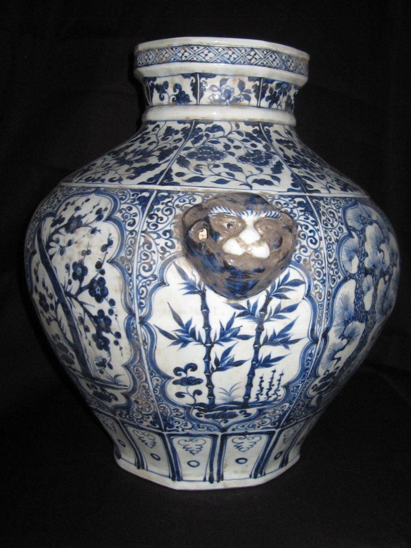 Chinese yuan blue & white big jar with 2 lion ears (1 of 4)