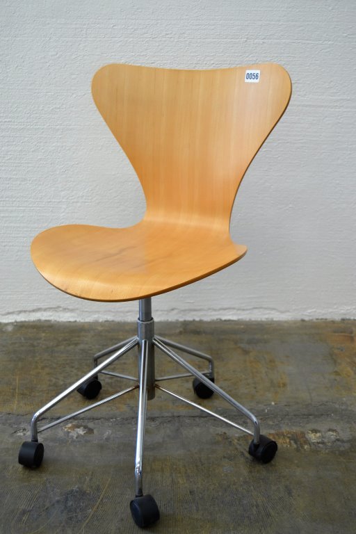 Arne Jacobsen 3107 Swivel Chair: 18" Width 26" Depth 39" Height