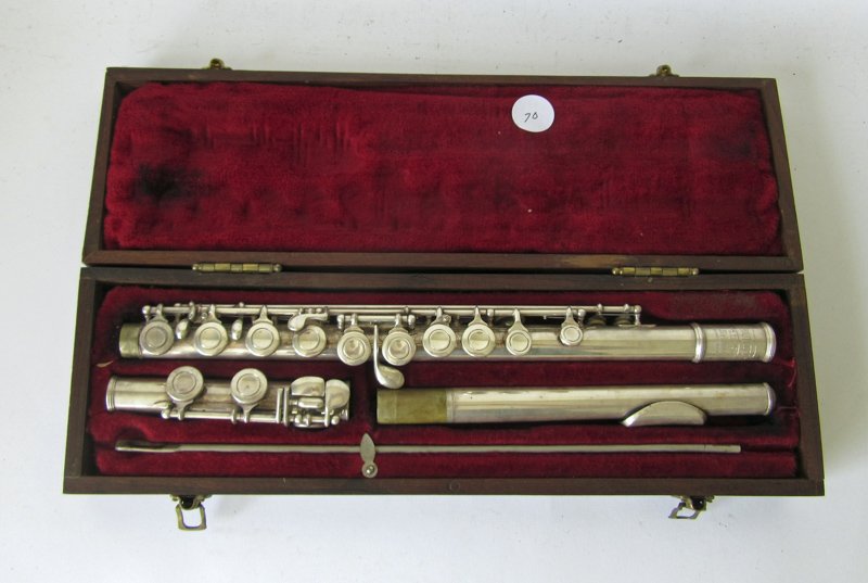 Antique Bundy walnut cased flute. (1 of 1)