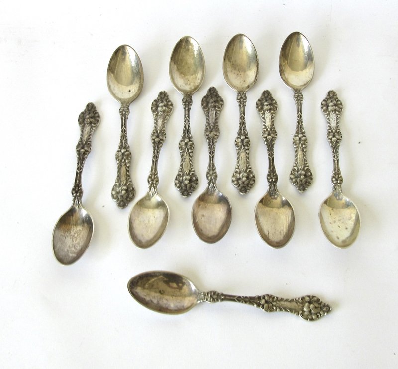 Set of 10 Sterling silver ornate tea spoons. Condition: (1 of 1)