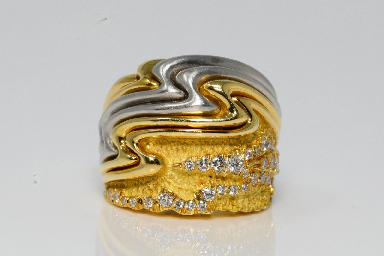 Henry Dunay 0.75ctw Diamond & 18K/Platinum Ring: Henry Dunay 0.75ctw VS1-VS2/F-G Diamond & Solid 18K Yellow Gold/Platinum Ring (Comes W/$16,000 Appraisal) - This immaculately crafted ring was made by world renowned, award-winning designer Henry Duna