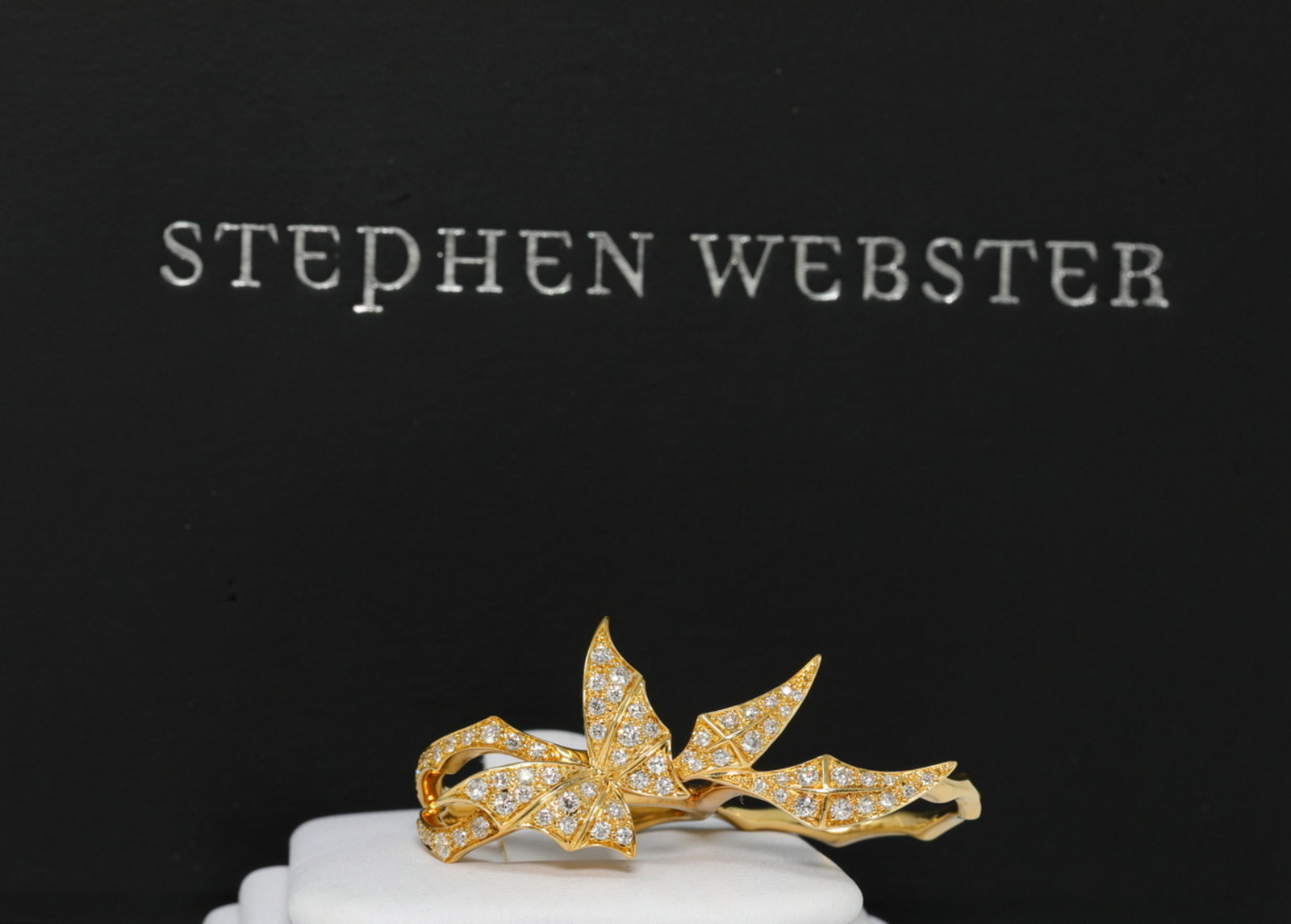 Stephen Webster Fly by Night Diamond & 18K Ring: Stephen Webster Fly by Night 0.57ctw VS1-VS2/F-G Diamond & Solid 18K Yellow Gold 2-Finger Ring W/Box - This sunning ring was made by world renowned British jeweler Stephen Webster, and is a now retire