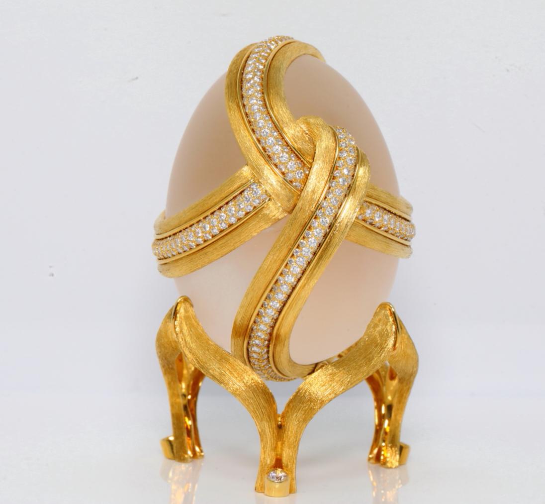 Henry Dunay Diamond, Crystal & 18K Egg #4/12: Henry Dunay 10.60ctw VVS1-VVS2/D-E Diamond, Carved Crystal & 18K Yellow Gold Egg Statue Numbered 4/12 - This immaculately crafted rare piece was made by world renowned, award-winning designer Henry Du