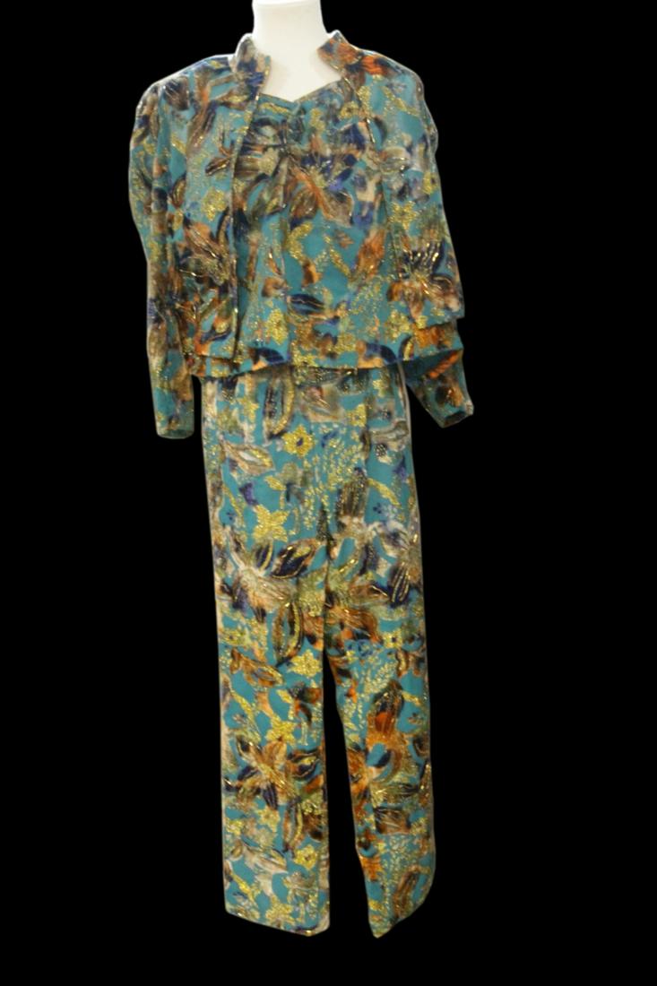 Barbara Mandrell Stage Costume & Signed Album Cover (1 of 10)