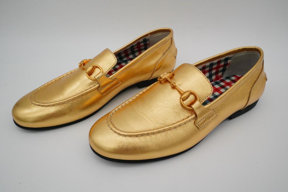 Gucci Children's Gold Leather Horesbit Loafers: Gucci Children's Gold Leather Horesbit Loafers - These charming children's loafers offer a downsized interpretation of the House's iconic men's loafer silhouette. Crafted with leather, these shoes are