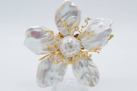 Russell Trusso 1.00ctw Diamond, Pearl, 18K Flower Brooch: Russell Trusso 1.00ctw SI1-SI2/G-H Diamond, 16mm-29mm Pearl and 18K Yellow Gold Flower Pendant/Brooch - GUARANTEED FREE SHIPPING WILL ARRIVE BEFORE CHRISTMAS IF PAYMENT RECEIVED WITHIN 48 HOURS. This