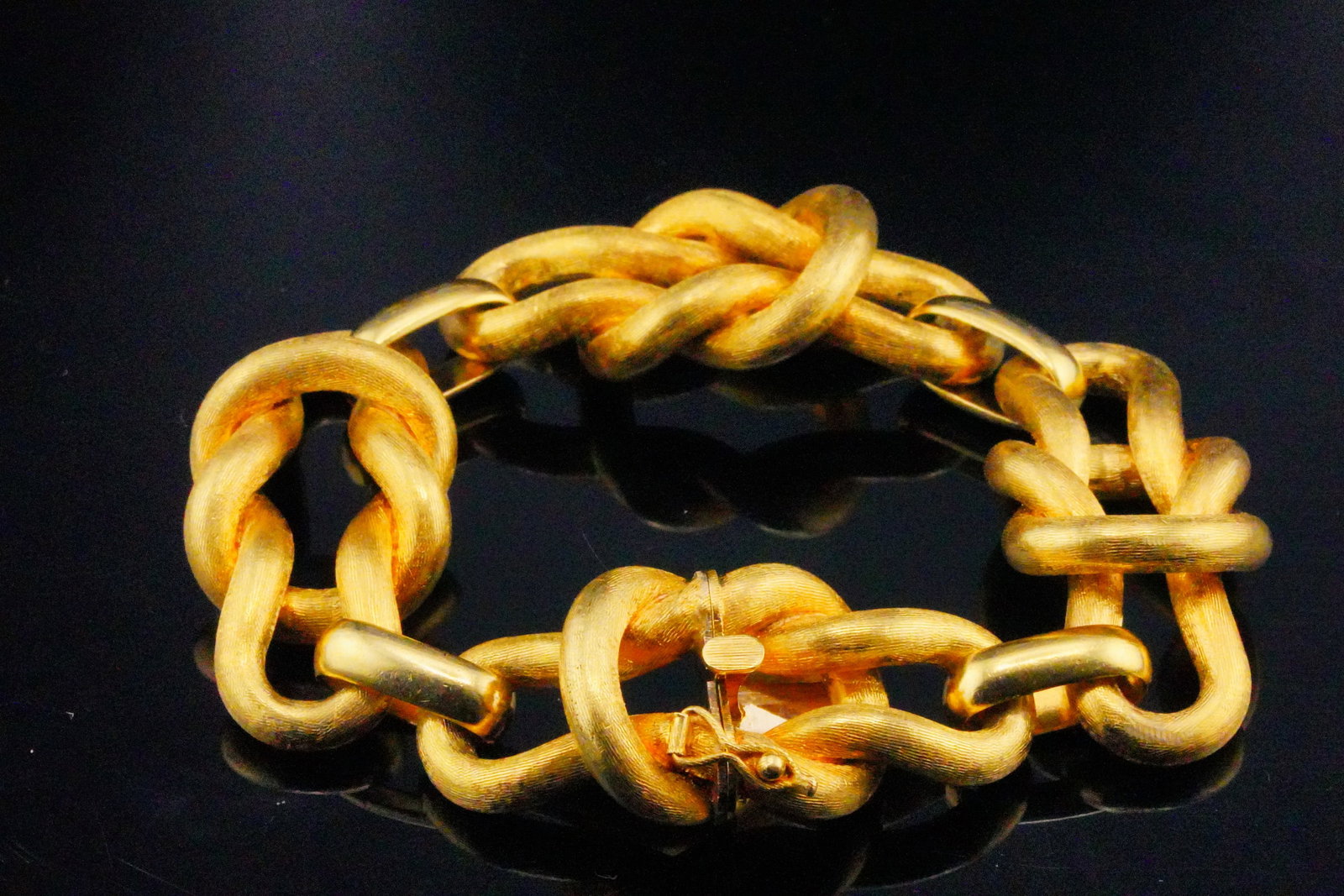 Italian Solid 18K Yellow Gold 8" Knot Bracelet (1 of 6)