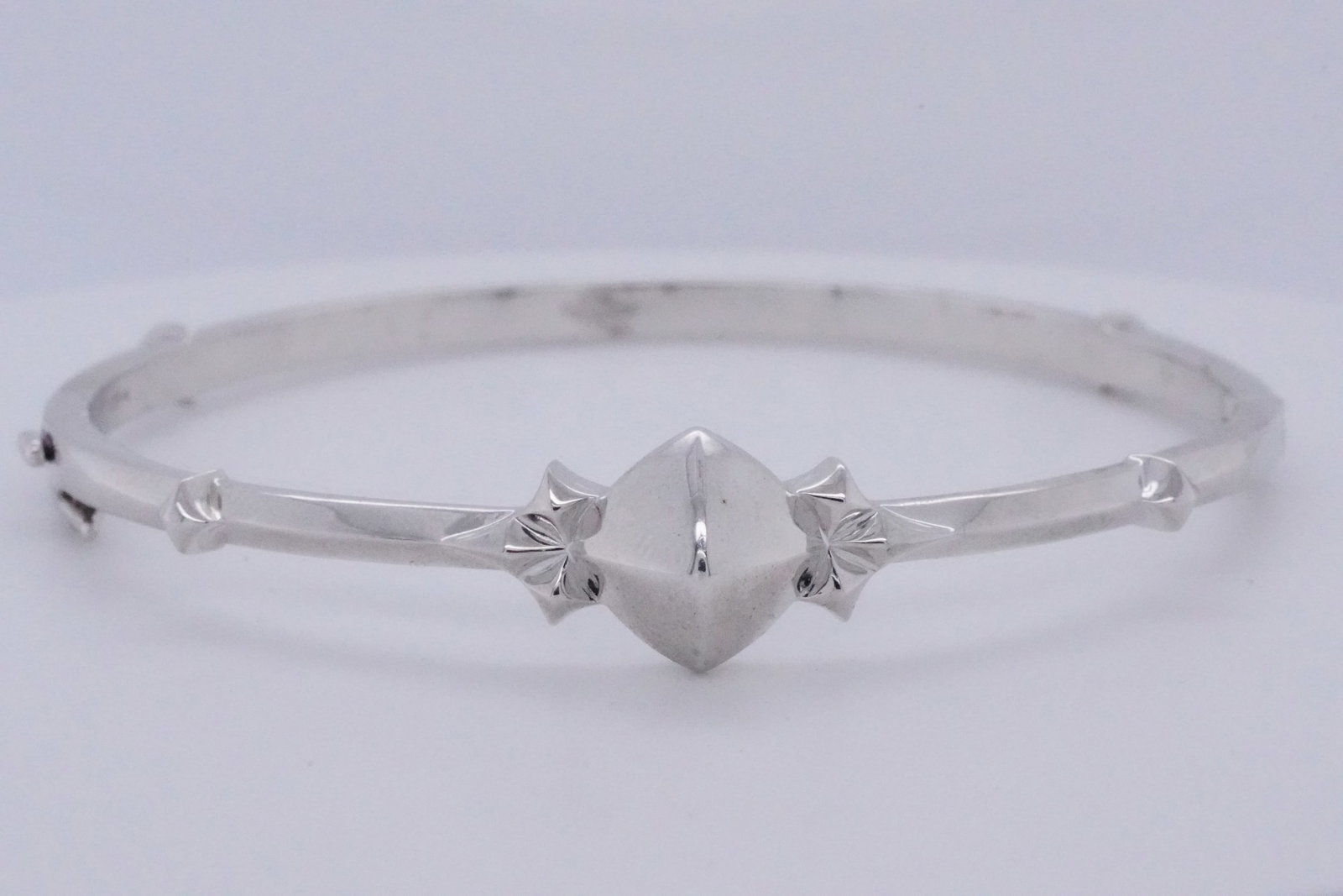 Stephen Webster Sterling Silver Superstud Bangle: Stephen Webster Solid Sterling Silver Superstud Bangle Bracelet - This Superstud bracelet by Stephen Webster is made of solid sterling silver and has a 1-stud motif with faceted quartz and over a gree