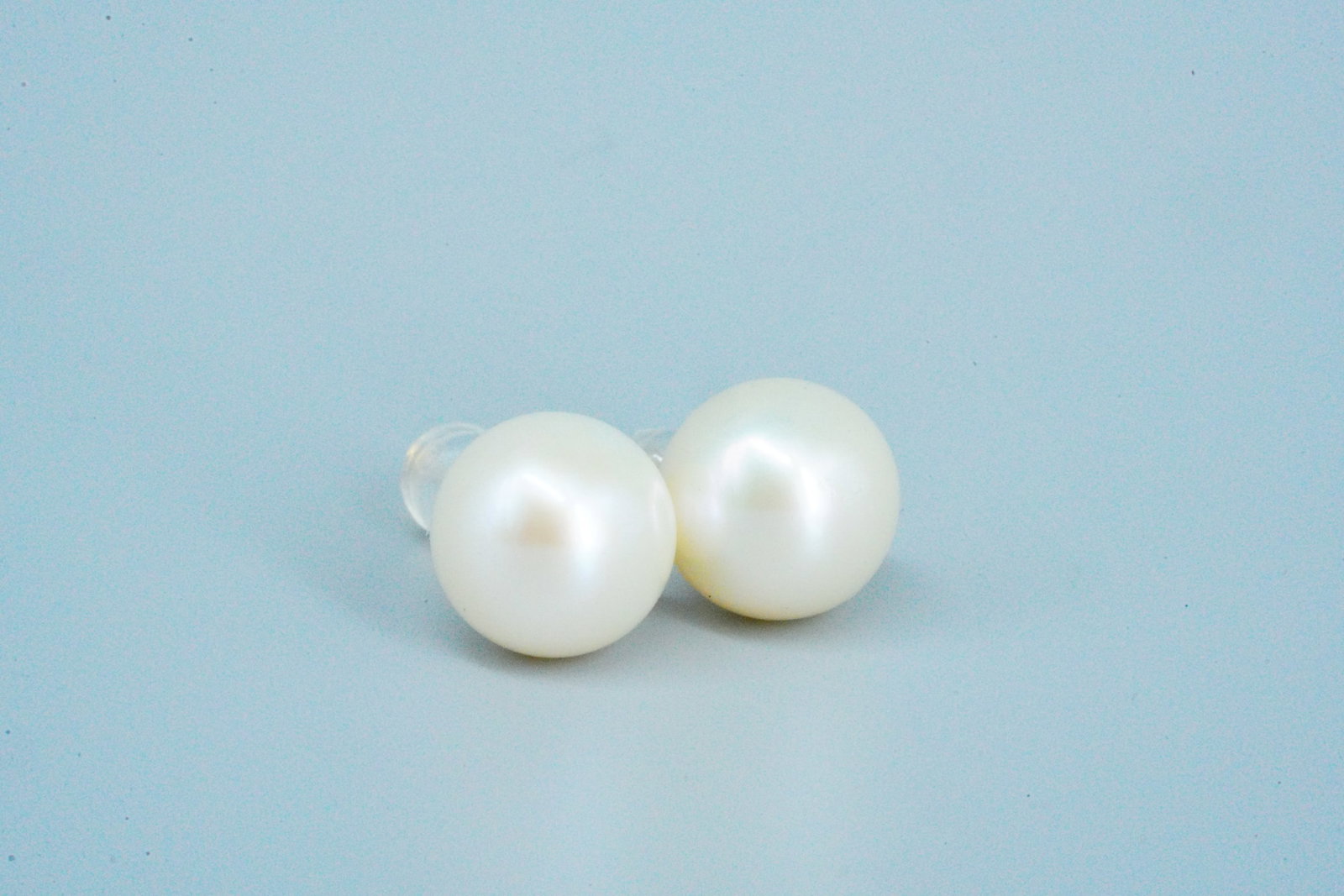 10mm Pearl and 18K Yellow Gold Stud Earrings: 10mm Pearl and 18K Yellow Gold Stud Earrings - These beautiful stud earrings boast 10mm pearls finished with 18k yellow gold posts. The pearls have a lovely spherical shape and shiny iridescent luster