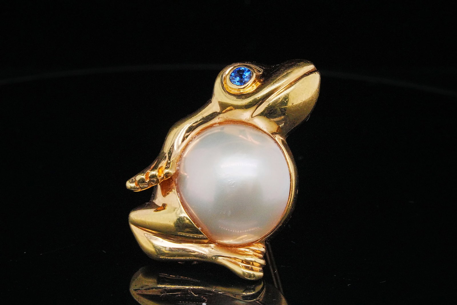 Van Cleef & Arpels 14mm Pearl and 18K Frog Pendant/Brooch (1 of 5)