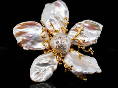 Russell Trusso 1.00ctw Diamond, Pearl, 18K Flower Brooch: Russell Trusso 1.00ctw SI1-SI2/G-H Diamond, 16mm-29mm Pearl and 18K Yellow Gold Flower Pendant/Brooch - This exquisite piece was hand made by Russell Trusso. The brooch has a beautiful flower design c