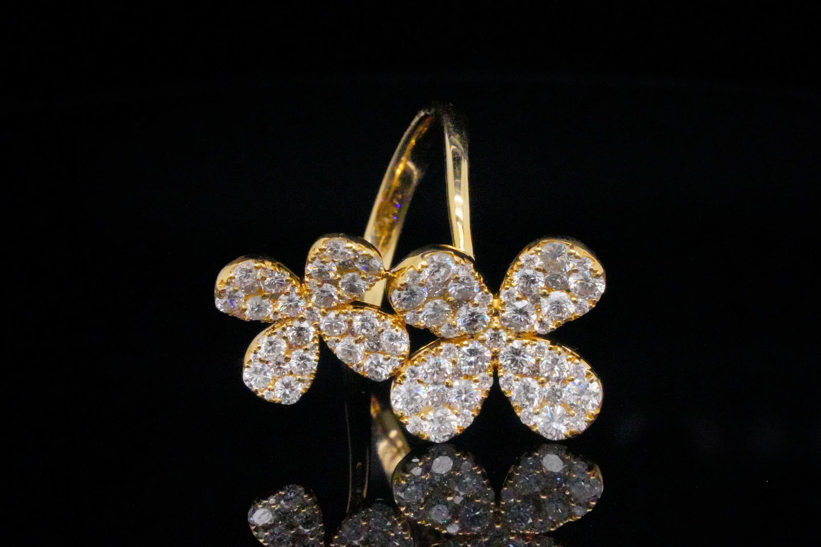 1.65ctw SI1-SI2/G-H Diamond and 18K Flower Ring (1 of 6)