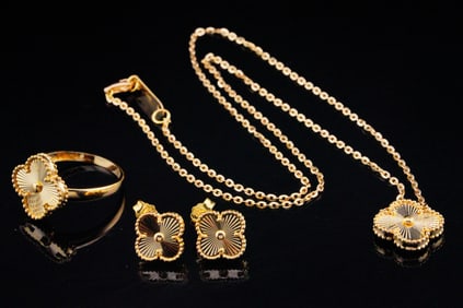 18K Yellow Gold Clover Jewelry Suite