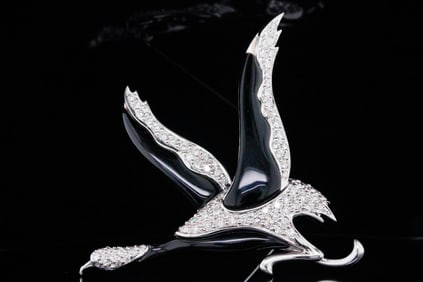 Lavin 1.60ctw VS1-VS2/G-H Diamond, Onyx and 18K Brooch
