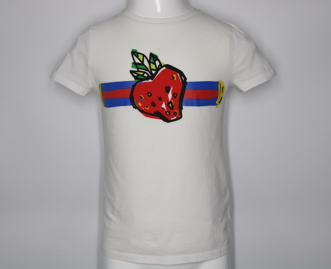 Gucci Children's Strawberry Cotton T-shirt, White: GUARANTEED AUTHENTIC. Gucci Children's Strawberry Cotton T-shirt, White - The Gucci Children's Strawberry Details T-shirt is a charming and playful piece for young fashion enthusiasts. This gently wor