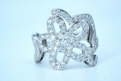 Van Cleef & Arpels 0.85ctw Diamond and 18K Flower Ring