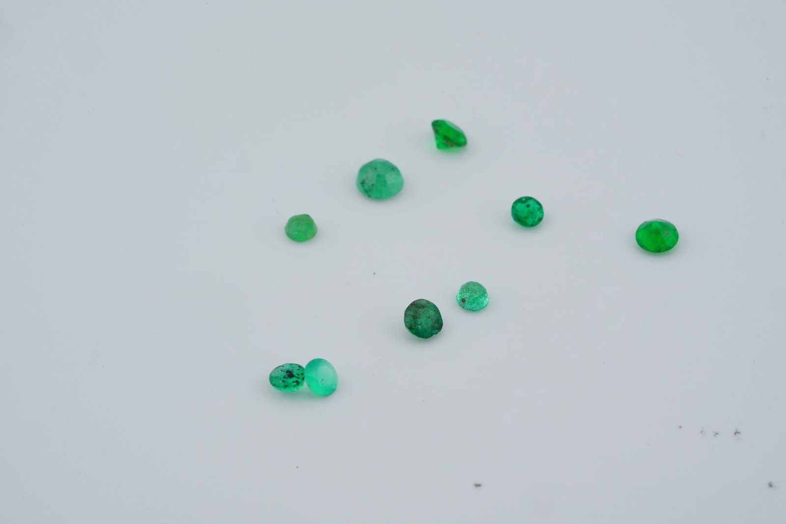 0.90ctw Round Cut Emeralds (1 of 3)