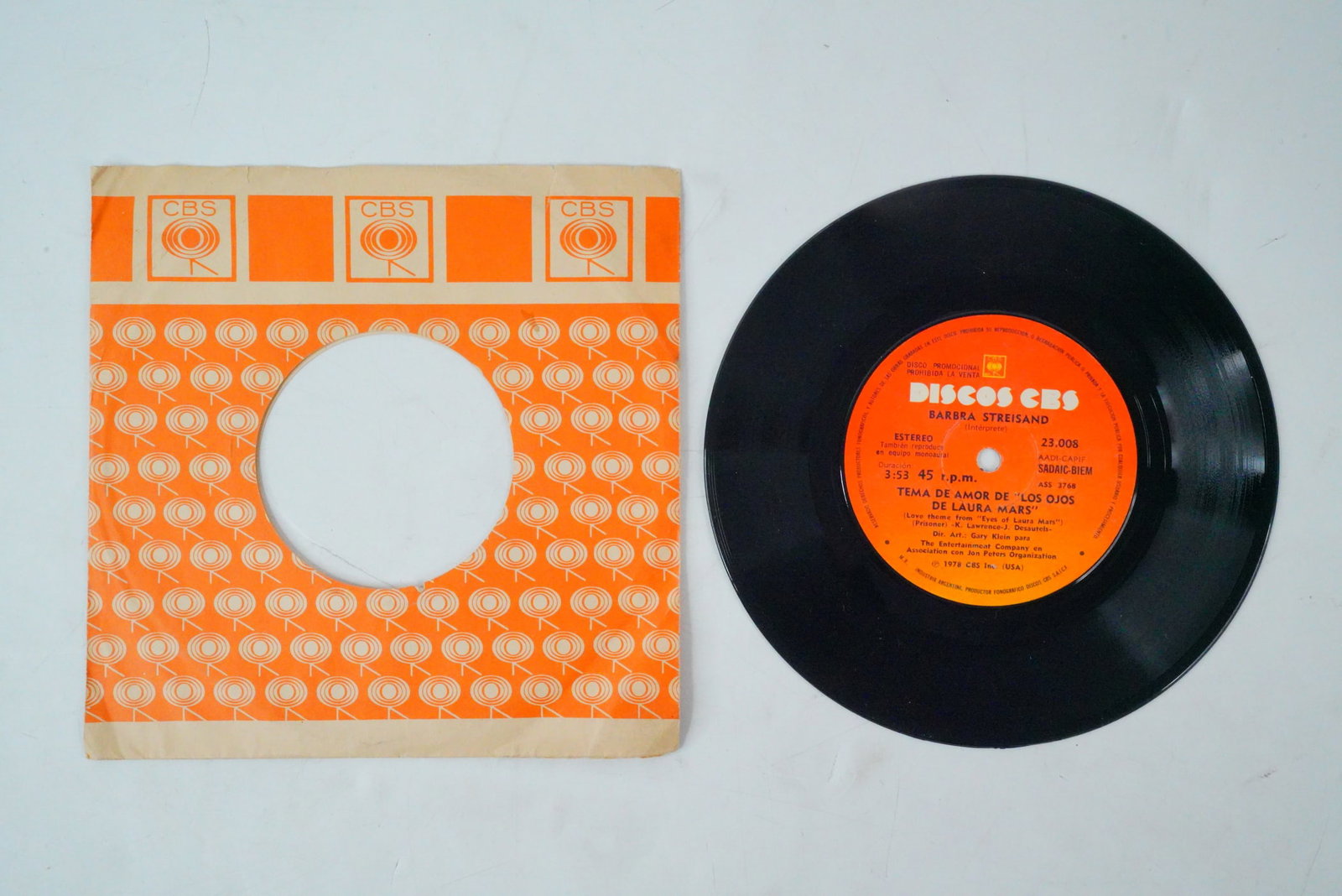 Rare Intl Mexico Prisoner 45 Vinyl: Rare Intl Mexico Prisoner 45 Vinyl - This lot features a rare international Spanish-language, Mexico-exclusive release of Barbra Streisand's 1978 Single "Prisoner" ("Tema De Amor De Los Ojos De Laura 